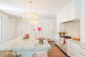 kitchen-cabinets-and-walls-painted-in-benjamin-moore-decorators-white