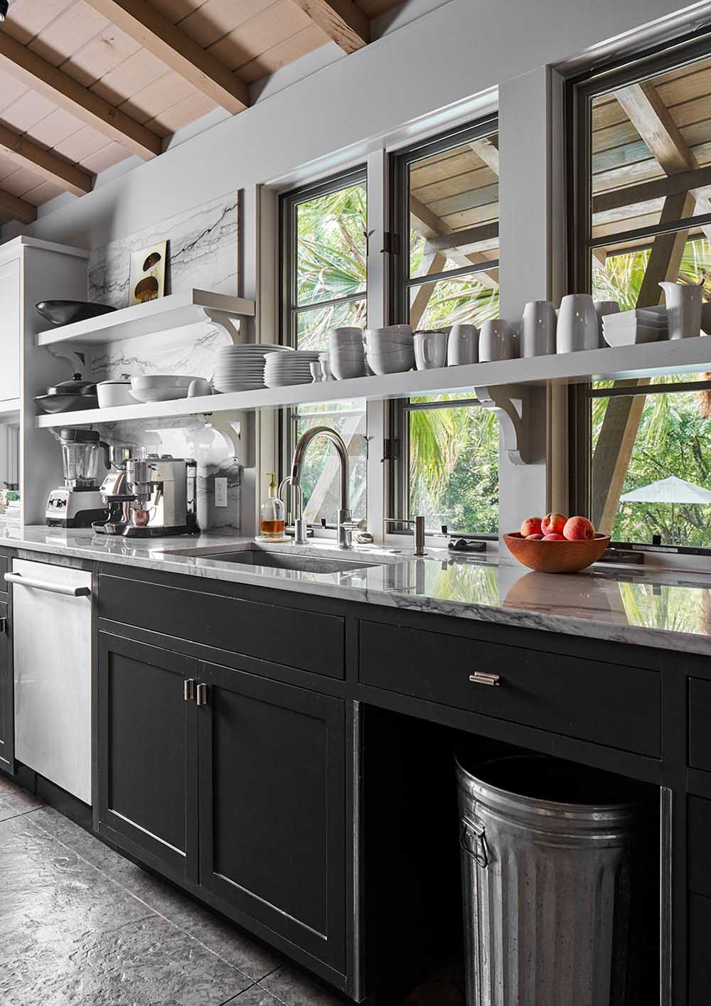 benjamin-moore-wrought-iron-painted-black-kitchen-cabinets-in-san-antonio-tx