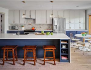 rollingwood-kitchen-cabinets-in-benjamin-moore-stonington-gray-and-hale-navy-by-paper-moon-painting