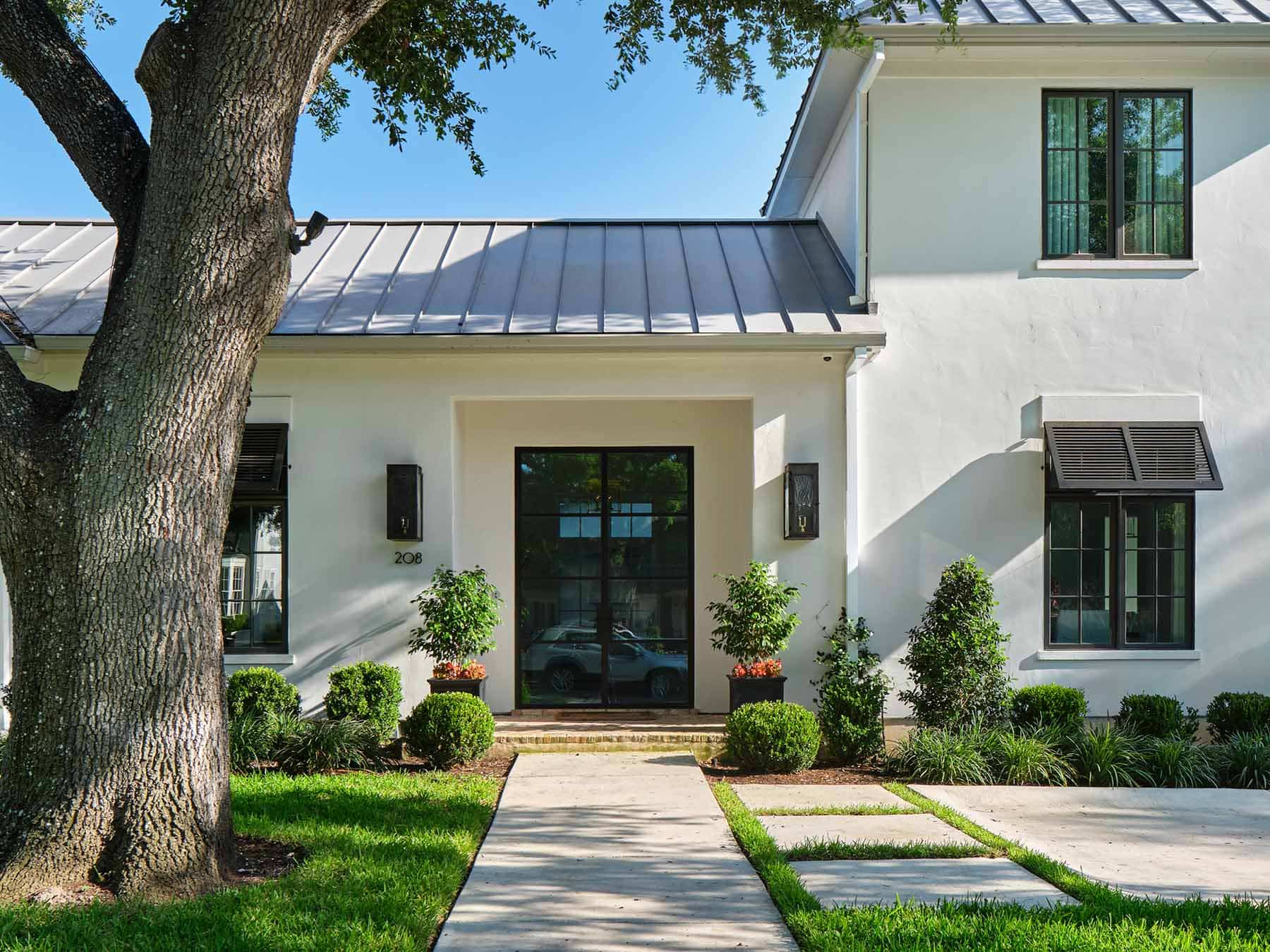 Alamo Heights TX home exterior in Sherwin Williams 7014 Eider White by Paper Moon Painting, house painter