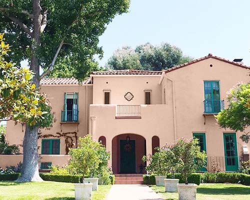 pink exterior stucco house, much better exterior paint choice