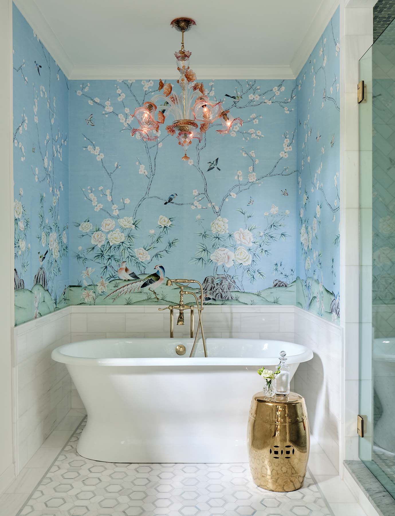 blue-chinoiserie-wallpaper-master-bath-in-alamo-heights-tx-paper-moon-painting-installer