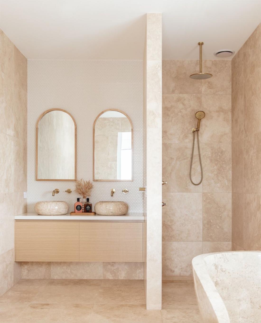travertine-stone-in-bathroom-designed-by-lespavillons_burleigh-abiinteriors_uk-photo