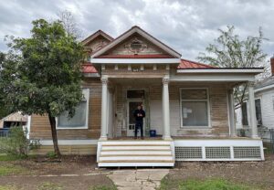 before-photo-of-hgtv-victorian-home-renovation-before-exterior-painting-by-paper-moon-with-peter-moon-san-antonio